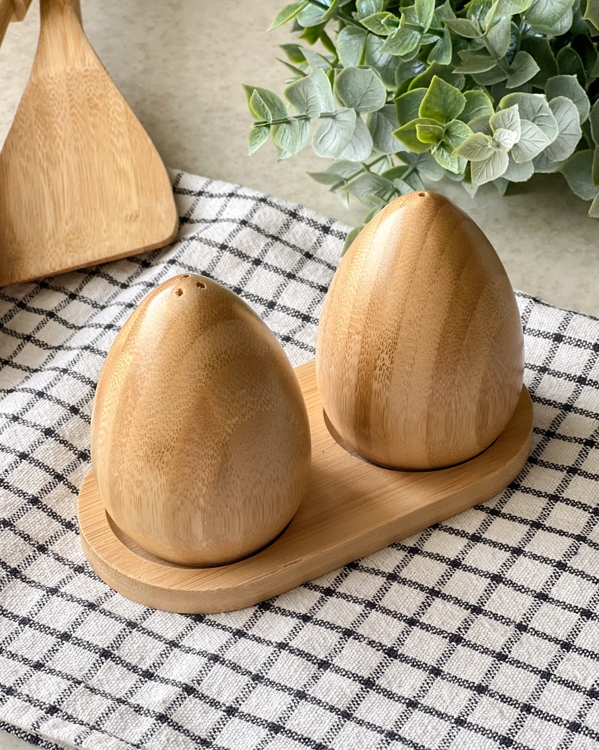 bamboo-egg-salt-pepper-shaker-set (3) نمک پاش جفتی بامبو مدل تخم مرغی همراه استند بامبو