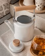 کتری لعابی دسته چوبی 1.3 لیتری با طراحی کلاسیک و زیبا