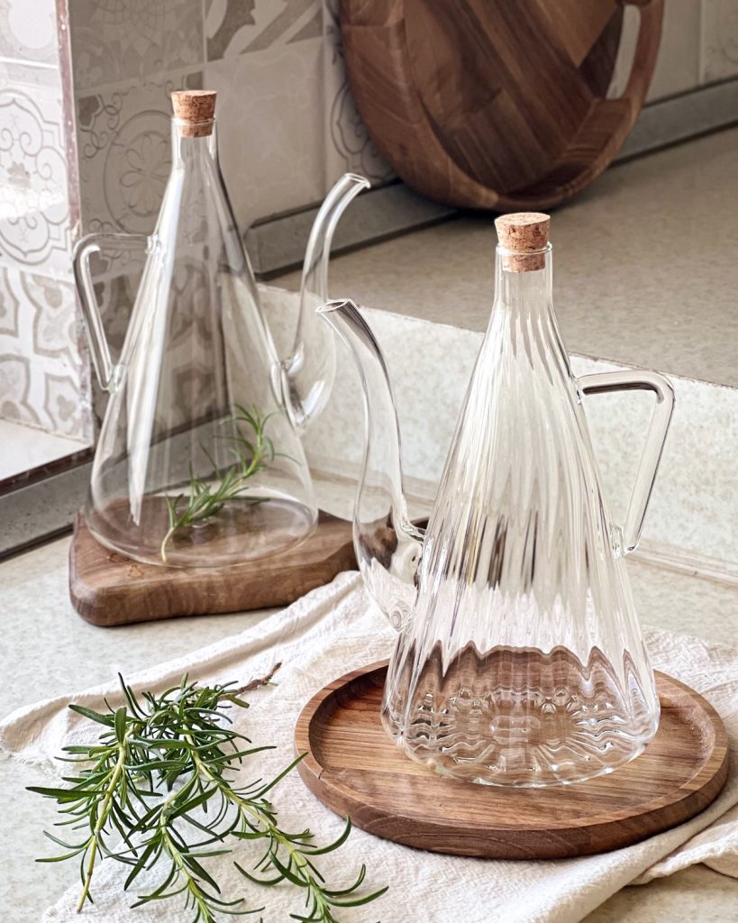 روغن ریز پیرکس طرح زارا 700 میل با درب چوب پنبه‌ای و بدنه شفاف